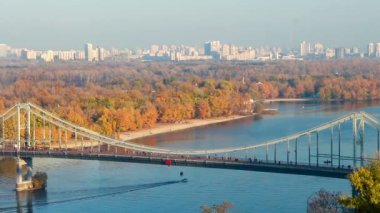 Kiev, Ukrayna'da rive Dnipro üzerinden yaya asma köprü havadan görünümü