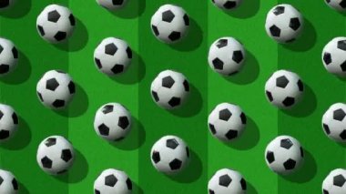 Çimen arka planında futbol topları olan düz kompozisyon. 