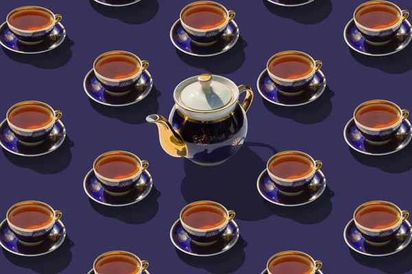 Sok Csésze Tea Egy Teáskanna Középen Lapos Fekvés Csúcskilátás Diagonális — Stock Fotó