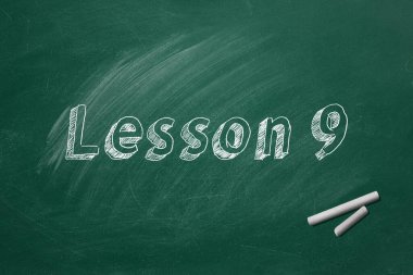 Yeşil karatahtadaki Harf 9. Ders. 10 bölümün 9 'u