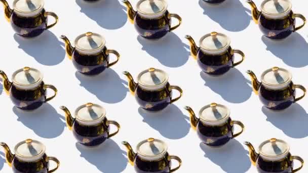 Тло Великої Групи Старих Чайників Зупинити Рух Анімації Керамічні Чайники — стокове відео