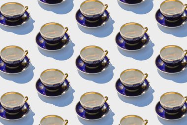 Çay ya da kahve için eski seramik boş fincanlar grubunun arka planı