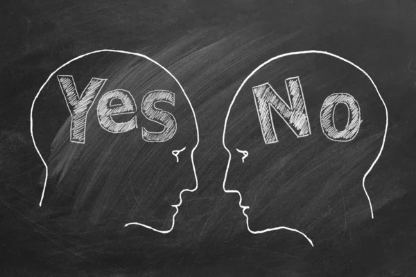 Tahtada tebeşir çizimi. İki erkek yüz yüze, içeride evet ve hayır var. Farklı bakış açıları çatışması. İlişki Krizi. Tartışma konsepti.