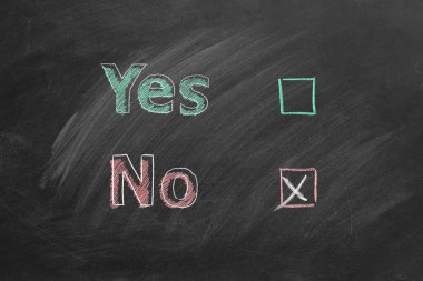 Tahtada evet ve hayır yazılı iki oy sandığı. No yakınındaki işaretleri kontrol et. Seçim senin..