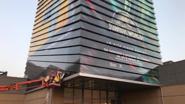 Rzym Włochy Czerwca 2018 Ogromny Reklama Nowego Filmu Jurassic Świata — Wideo stockowe