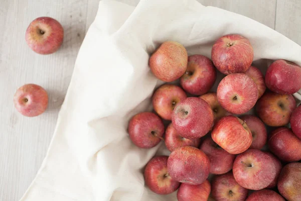 Üstten görünüm Annurca elma, Güney İtalya'da, genellikle elma kraliçesi olarak adlandırılan Vadisi'nde Caserta ve Benevento iller arasındaki sınırda ekili. Ahşap arka plan.
