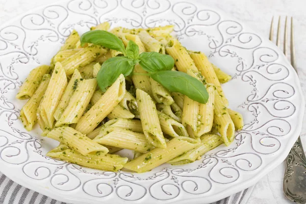 Close Van Plaat Met Penne Rigate Pasta Met Basilicum Pesto — Stockfoto
