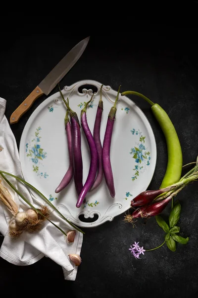 Sicilya Tarım Ürünleri Ile Plaka Patlıcan Perlina Çeşitli Sarımsak Kırmızı — Stok fotoğraf