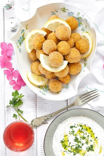 Top Vie Tiro Prato Com Falafel Molho Mergulho Com Iogurte — Fotografia de Stock