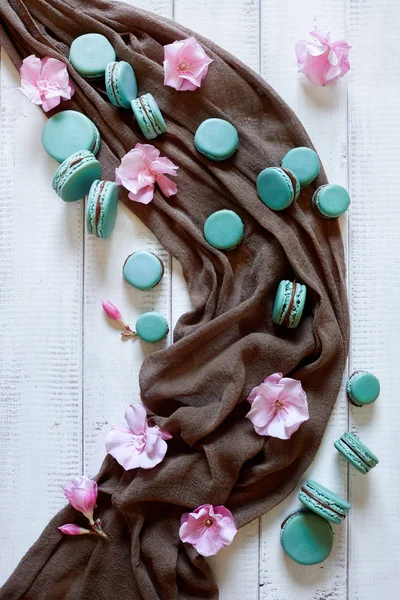 Pohled Shora Macaron Cookies Růžovými Oleandry Květiny — Stock fotografie
