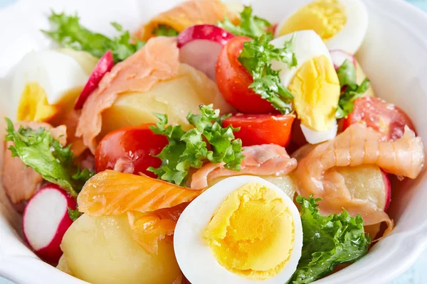 Close Van Kom Met Salade Van Gemengde Ingrediënten Gekookte Aardappelen — Stockfoto