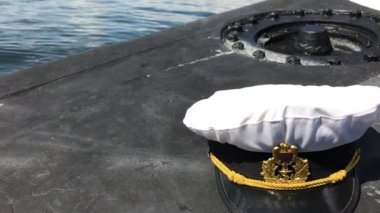 Romen donanma subayı şapka bir Harbor denizaltı güvertede.