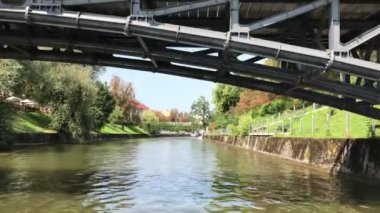 Ljublana Slovenya'da Hradecky köprünün altında Ljubljanica Nehri üzerinde gezinme.