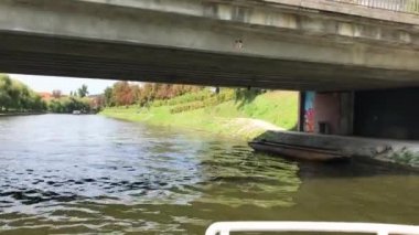Ljublana Slovenya'da Ljubljanica Nehri üzerinde gezinme.