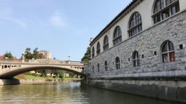 Ljubljana, Slovenya - 29 Ağustos 2018: Görünüm içinde belgili tanımlık geçmiş Dragon Köprüsü ile Ljubljanica Nehri boyunca merkezi pazarının.