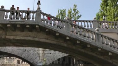 Ljubljana, Slovenya - 29 Ağustos 2018: Üçlü Ljubljana tarihi kent ile modern şehir bağlayan köprünün altından bir görünüm.