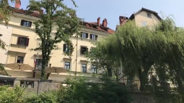 Ljubljana Slovinsko Srpna 2018 Krásné Historické Budovy Kaváren Restaurací Břehu — Stock video