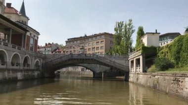 Ljubljana, Slovenya - 29 Ağustos 2018: Üçlü köprü Ljubljana'nın tarihi, ortaçağ, şehirde bir banka ve modern şehir Ljubljana, Slovenya, başkenti diğer yandan bağlayan.