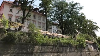 Ljubljana, Slovenya - 29 Ağustos 2018: Güzel tarihi binalar, kafeler ve restoranlar ünlü ayakkabıcılar Köprüsü ve Ljubljanica Nehri'nin kıyısında.