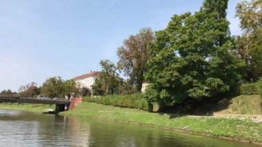 Ljubljana, Slovenya - 29 Ağustos 2018: The Green Dragon Turizm Tekne Ljubjanica Nehri üzerinde gezinme. Yeşil ejderha teklifler rehberli turlar Nehri.