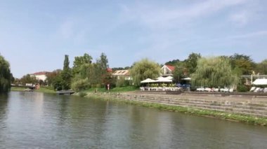 Ljubljana, Slovenya - 29 Ağustos 2018: Açık havada kafe ve restoranlar Ljubljanica Nehri'nin kıyısında.