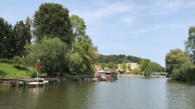 Ljubljana, Slovenya - 29 Ağustos 2018: yaz aylarında ücretsiz kano Kiralık sürmek Ljubljanica Nehri boyunca şu Ljubljana'nın eski şehir merkezi kullanılabilir.
