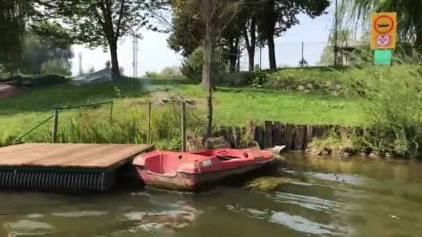 Ljubljana Slovenia Agustus 2018 Perahu Tepi Sungai Ljubljanica Pinggiran Kota — Stok Video