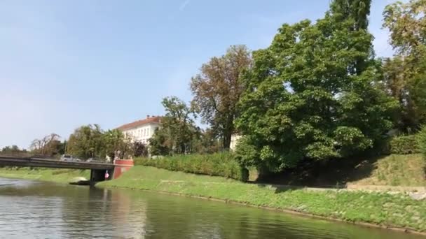 Ljubljana Eslovénia Agosto 2018 Barco Turístico Dragão Verde Navegando Rio — Vídeo de Stock