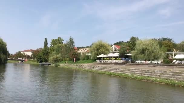 リュブヤナ スロベニア 2018 フレスコ カフェ リュブリャニツァ川のほとりのレストラン — ストック動画