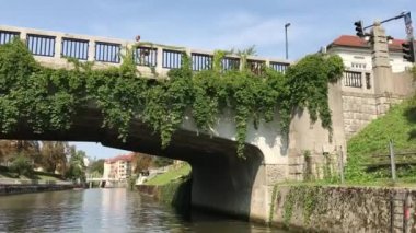 Ljubljana, Slovenya - 29 Ağustos 2018: Şehir merkezinin güney ucunda geçen Ljubljanica St. James köprü. En önemli şehir trafik arter Ljubljanica genelinde üzerinde çalışır mı.