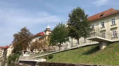 Ljubljana, Slovenya - 29 Ağustos 2018: Güzel tarihi, ortaçağ, binalar, açık havada kafeler, restoranlar ve Ljubljanica Nehri'nin kıyısında küçük dükkanlar.