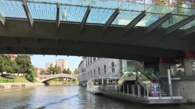 Ljubljana, Slovenya - 29 Ağustos 2018: Görünüm kasaplar Köprüsü ve Dragon Köprüsü arasında Ljubljanica Nehri boyunca merkezi pazarının.