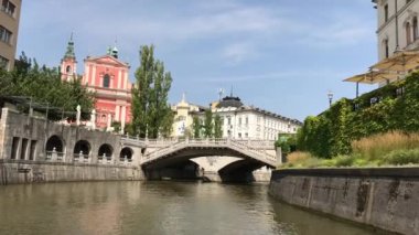Ljubljana, Slovenya - 29 Ağustos 2018: Güzel manzara üç köprü ve Fransisken kilisesi duyuru ile kent merkezinde Ljubljanica Nehri boyunca tarihi, ortaçağ, binaların.