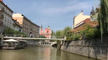 Ljubljana, Slovenya - 29 Ağustos 2018: Güzel manzara üç köprü ve Fransisken kilisesi duyuru ile kent merkezinde Ljubljanica Nehri boyunca tarihi, ortaçağ, binaların.