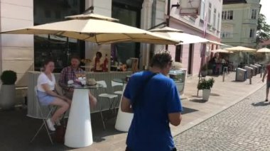 Ljubljana, Slovenya - 29 Ağustos 2018: yiyecek ve içecekler Lubljana sokak restoranlarda Ljubljana Festival sırasında zevk insanlar.