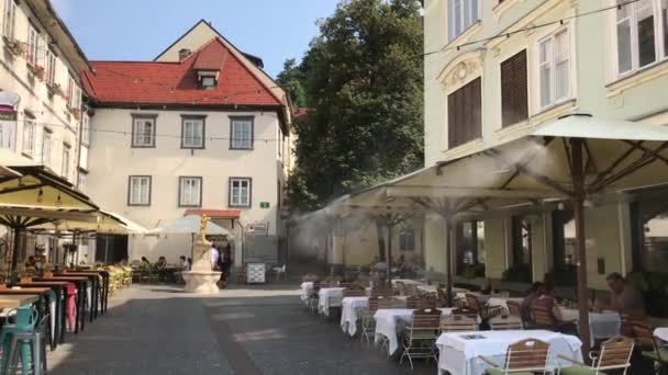 Ljubljana Eslovenia Agosto 2018 Gente Disfrutando Comida Bebidas Restaurantes Callejeros — Vídeo de stock