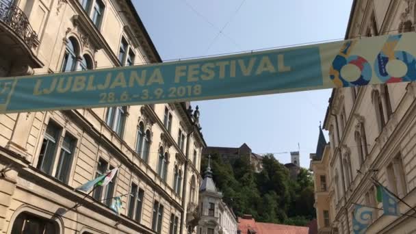 Ljubljana Eslovenia Agosto 2018 Vista Stritarjeva Ulica Lubljana Con Castillo — Vídeo de stock