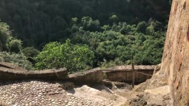 Woodland, Calcata, Lazio, İtalya seyir crags kenarına bakış açısı önde gelen sokak.