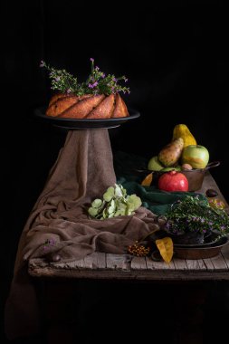 Sonbahar natürmort kek ve mevsimlik meyve eski ahşap tablo.