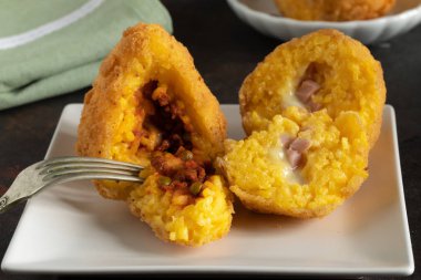 Arancini ayrıntı, geleneksel İtalyan yemekleri, çoğunlukla Sicilya, bir et ve bezelye ragu ve başka sözde tereyağı doldurulmuş jambon ve mozzarella peyniri ile doldurulmuş.