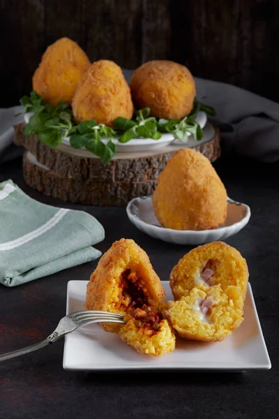 Arancini 传统的意大利食物 大多是西西里人 塞满肉和豌豆肉酱或 所谓的黄油 塞满火腿和芝士干酪 — 图库照片