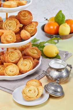 İtalyan fırıldak turuncu hamur işleri closeup, kızarmış puf böreği ile portakal aromalı karnaval döneminden sırasında yapılan tipik tatlı lezzet ve bal.