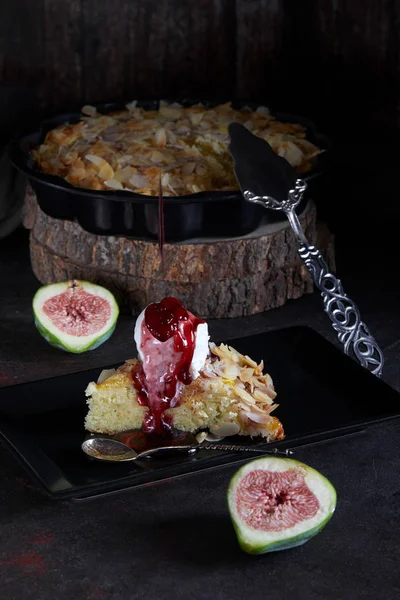 Torta Figos Com Flocos Amêndoa Sorvete Baunilha Com Molho Gotejamento — Fotografia de Stock