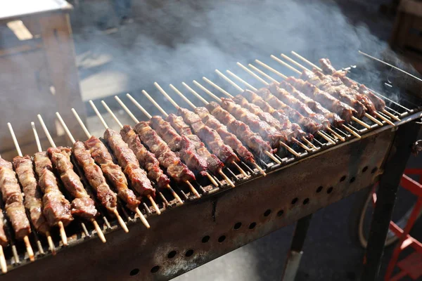 仔羊のグリル串バーベキュー 世界で最も人気のある屋台の食べ物の中で焼けるように暑い — ストック写真
