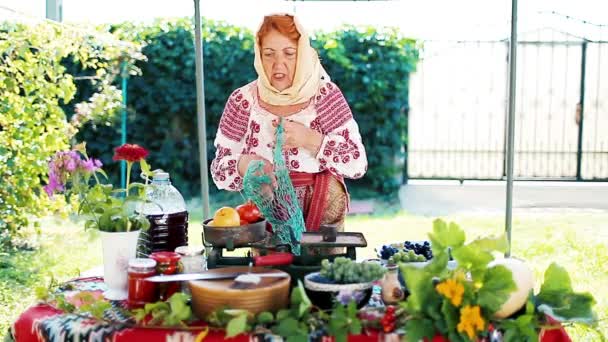 Rumänische Bäuerin Verkauft Lokale Produkte Aus Ihrem Garten — Stockvideo