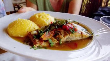 Tuzlu su tabanlı Soslu sebze ve polenta ile ızgara sazan sazan saramura, Dobruca, Romence geleneksel yemek yapılmış.