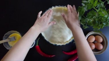 Kadın el onları kapatın, sonra yumurta sarısı ile yüzey fırça için onların parmak ile lezzetli bir pasta kenarları tuşuna basın..