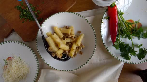 Pasta Som Tillagas Med Gyllene Ostronskivling Ovanför Vyn Sköt — Stockvideo