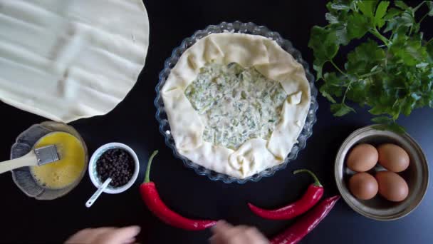 Kadın Elinde Bir Pasta Hamur Kenarlarını Dolgu Üzerinde Bükme Pişirme — Stok video