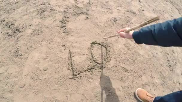 在沙滩上写爱你的人 — 图库视频影像